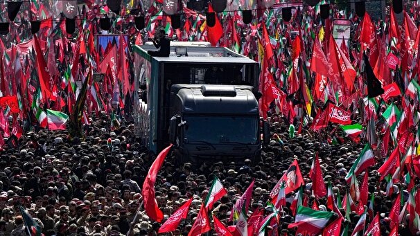 تشییع تاریخی، رهبر شهید انقلاب، پیکر مطهر، تهران، مراسم تشییع، امام مجاهد شهید، آیت‌الله خامنه‌ای، حضور میلیونی، وفاداری به انقلاب، مسئولان کشوری و لشکری، مصلای تهران
