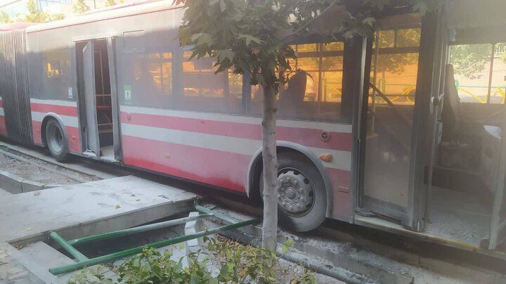 تصادف اتوبوس تهران، حادثه خیابان ولیعصر، اتوبوس BRT، شرکت واحد اتوبوسرانی، مصدومیت ۶ نفر، نقص فنی اتوبوس، تصادف زنجیره ای، علت حادثه در دست بررسی، پارک ساعی، آتش نشانی تهران، سازمان آتش نشانی، پلیس راهور، اخبار حوادث تهران