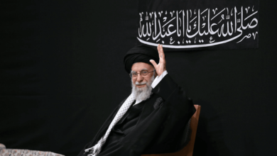 دیوارنگاره خیابان جمهوری، آقای شهید ایران، بدرقه رهبر شهید، دانیال فرخ، یا لثارات الخامنهای، یالثارت الحسین، حوزه هنری انقلاب اسلامی، تصویر رهبر شهید، میدان ولیعصر، مشتهای گره کرده