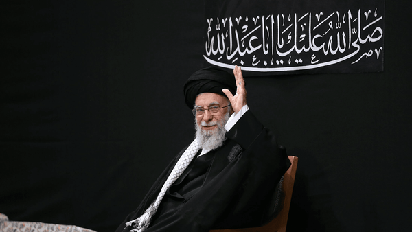 دیوارنگاره خیابان جمهوری، آقای شهید ایران، بدرقه رهبر شهید، دانیال فرخ، یا لثارات الخامنهای، یالثارت الحسین، حوزه هنری انقلاب اسلامی، تصویر رهبر شهید، میدان ولیعصر، مشتهای گره کرده